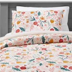 Pillowfort Floral Duvet Cover Flowers + 1 Set Pink Sheets